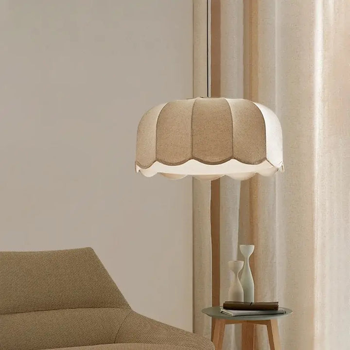 Suspension luminaire en tissu beige au design moderne