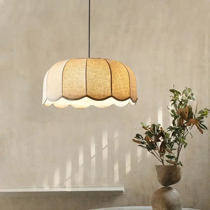 Suspension luminaire en tissu beige au design moderne