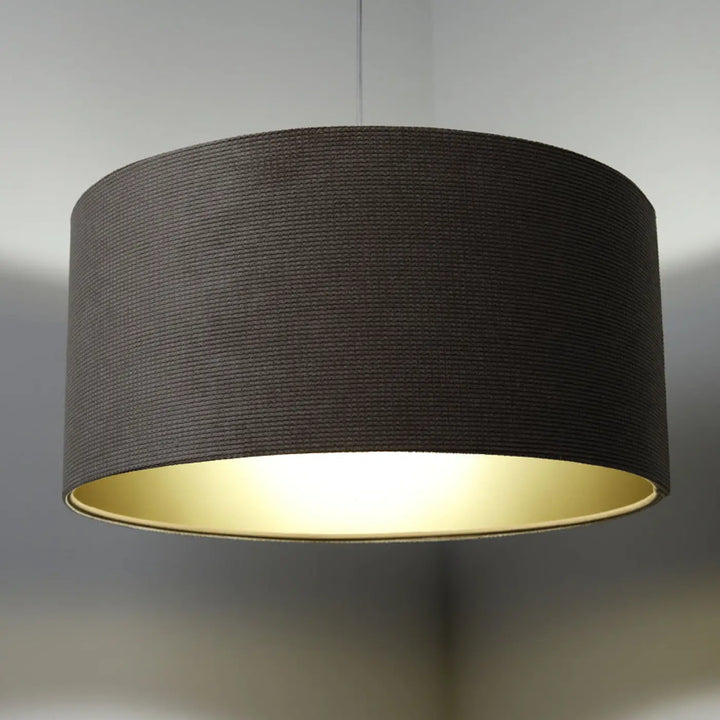 Suspension luminaire style moderne chic avec abat-jour cylindrique gris foncé en tissu beige et intérieur doré lisse