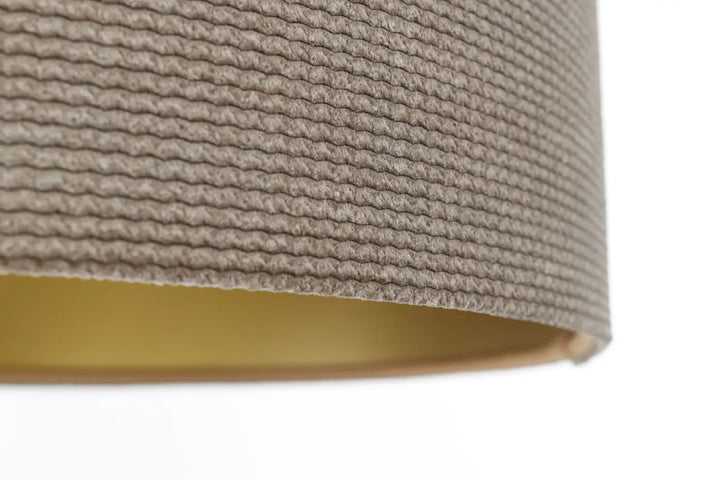 Suspension luminaire tissu beige avec abat-jour texturé et doublure intérieure dorée style moderne chic
