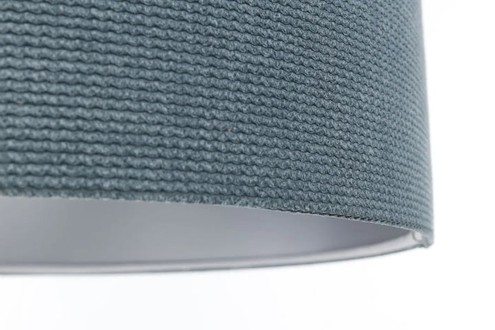 Suspension luminaire glamour structural velour en tissu bleu gris avec un abat-jour texturé gris et doublure intérieure blanche lisse