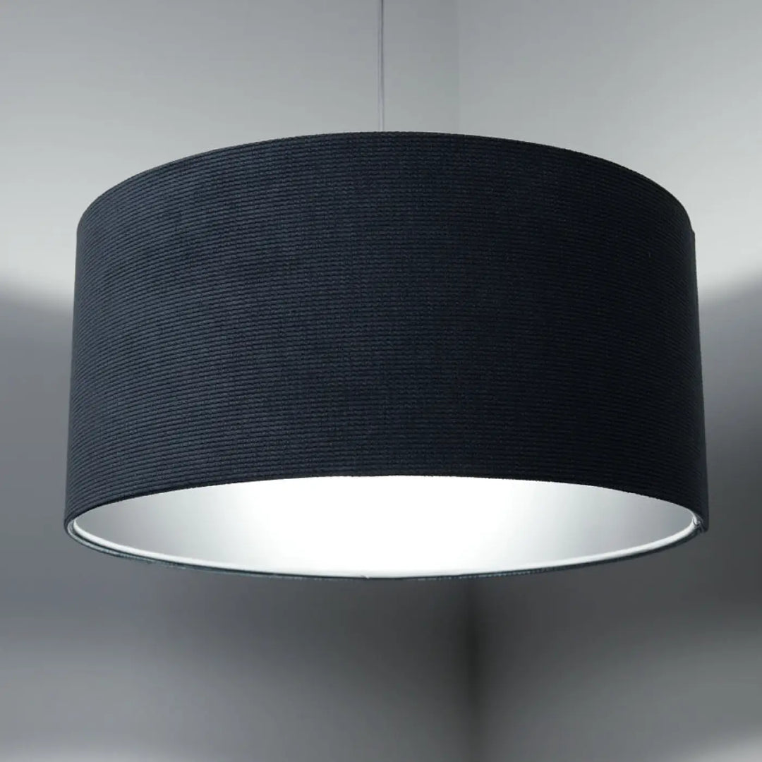 Suspension luminaire drum en tissu bleu gris avec intérieur argenté réfléchissant en velours structuré glamoureux