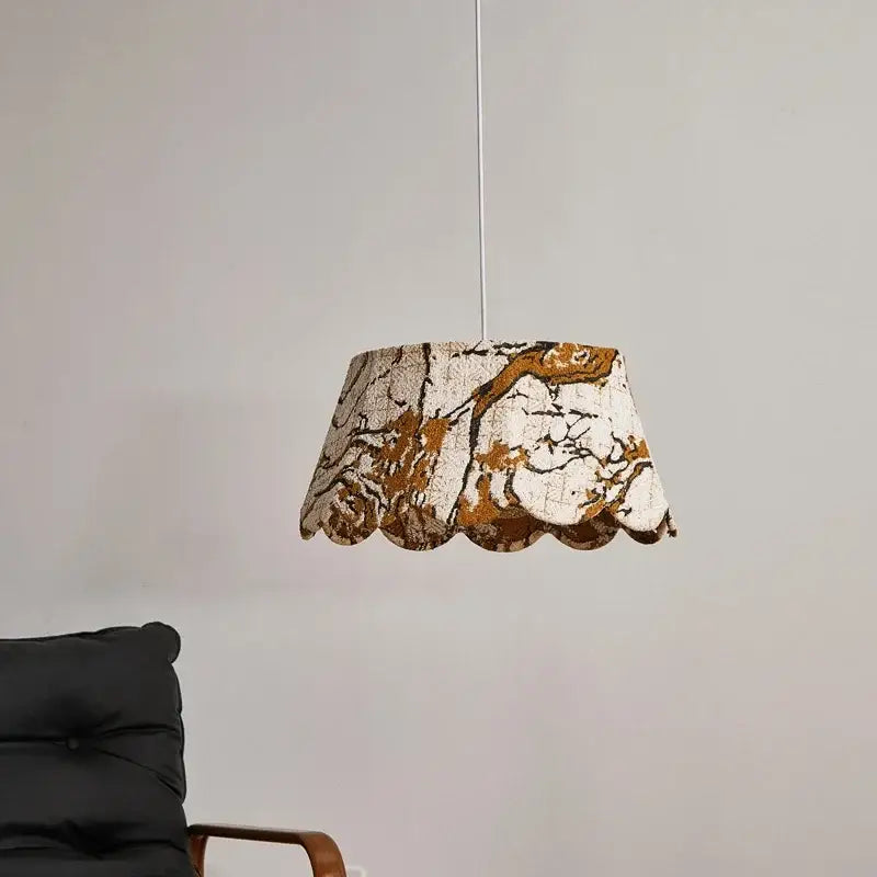 Suspension luminaire en tissu brodé motifs dorés élégants