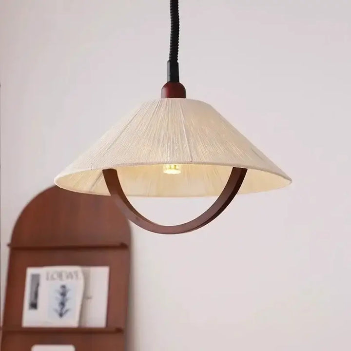 Suspension luminaire tissu avec détail bois courbé naturel