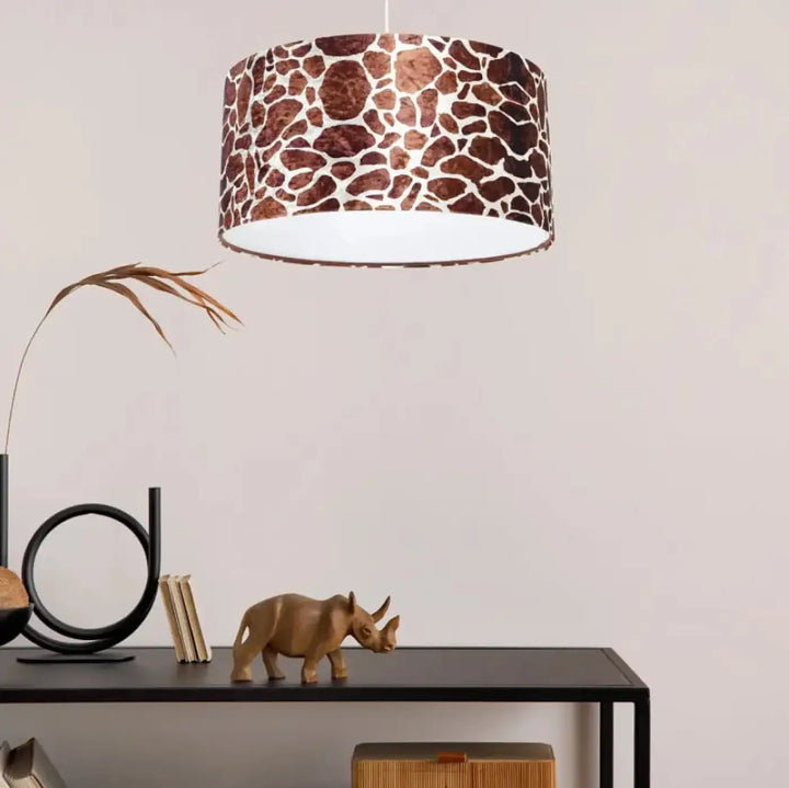 Suspension luminaire safari avec abat-jour cylindrique tissu girafe marron clair blanc au motif girafe marron