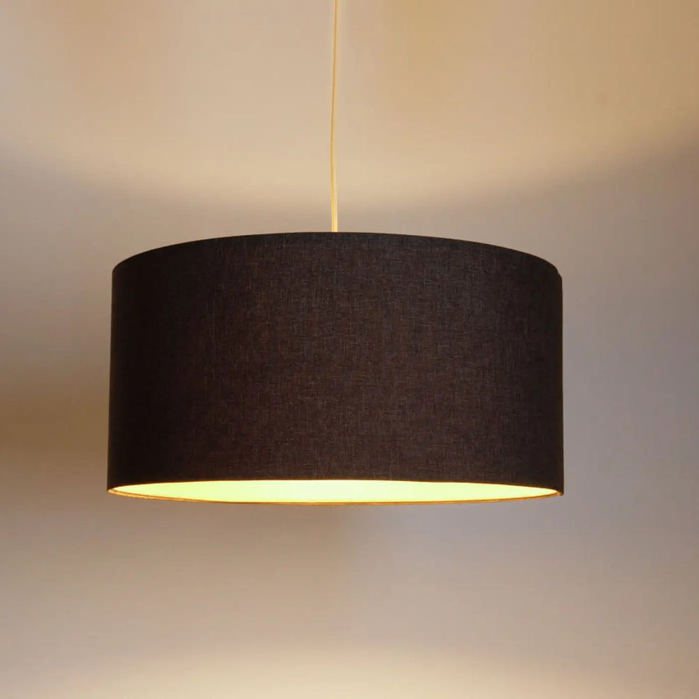 Suspension luminaire boho elegant marron gris avec abat-jour cylindrique en tissu marron gris et doublure intérieure dorée