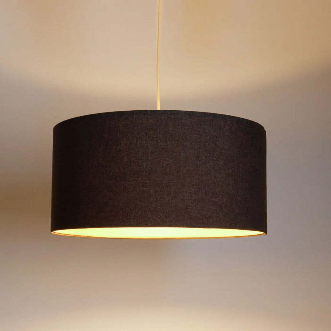 Suspension luminaire boho elegant marron gris avec abat-jour cylindrique en tissu marron gris et doublure intérieure dorée