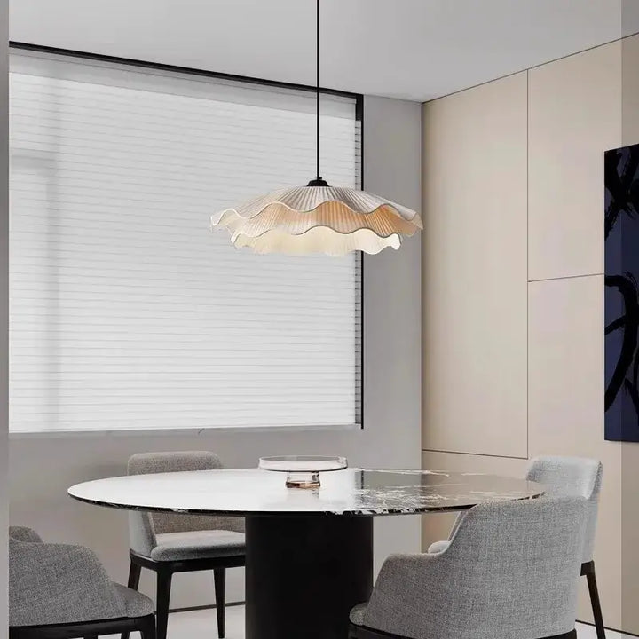 Suspension en tissu plissé style artisanal blanc chic