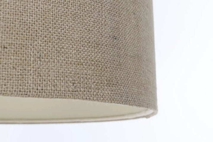Suspension luminaire boho elegant avec abat-jour en tissu taupe beige minimaliste chic en toile de jute tissée