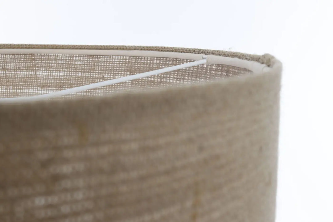 Suspension luminaire beige en tissu taupe avec texture tissée subtile et armature intérieure blanche renforcée minimaliste moderne