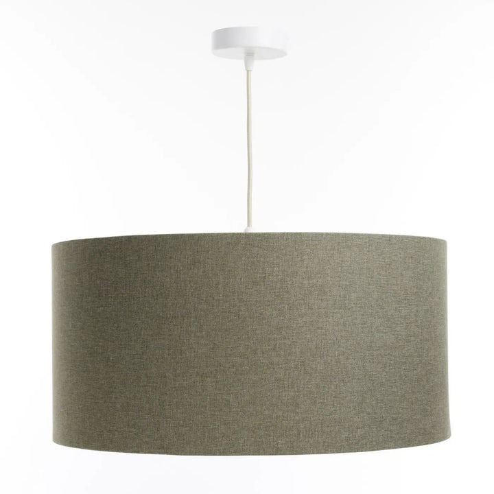 Suspension luminaire boho elegant vert gris avec abat-jour cylindrique en tissu vert à texture subtile suspendu par cordon blanc