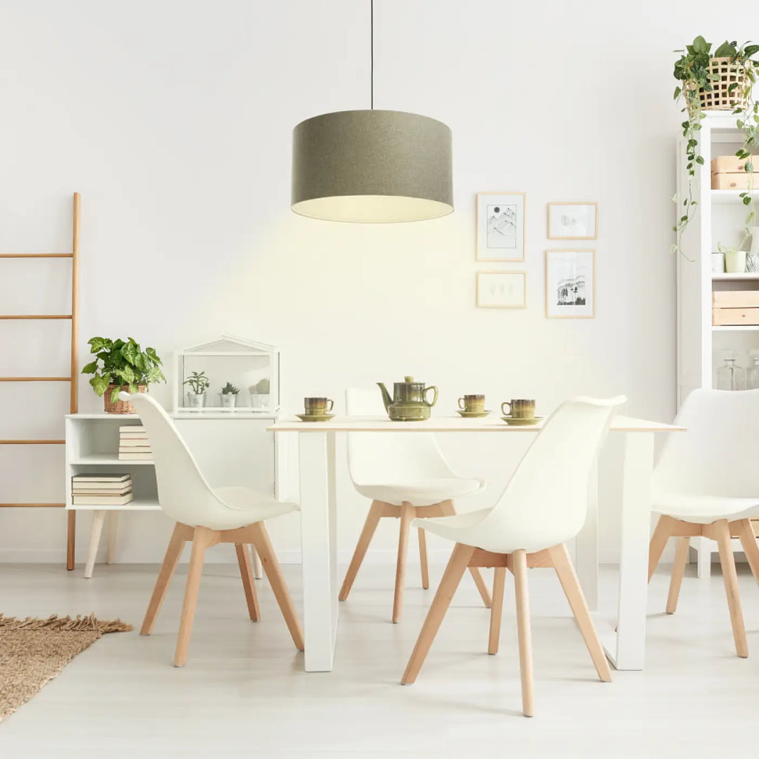 Suspension luminaire cylindrique moderne en tissu vert gris avec abat-jour gris clair suspendu au-dessus de la table à manger