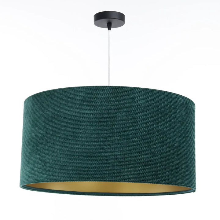 Suspension luminaire en tissu vert velours avec intérieur doré et fixation au plafond noir pour un style moderne chic