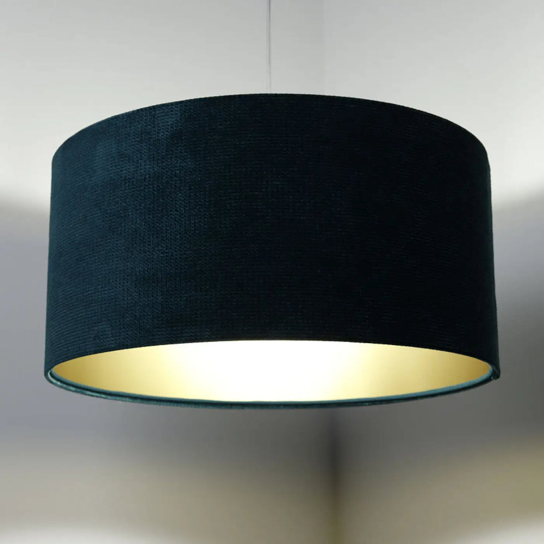 Suspension luminaire noir en velours avec intérieur doré tissu vert style moderne chic pour un éclairage élégant