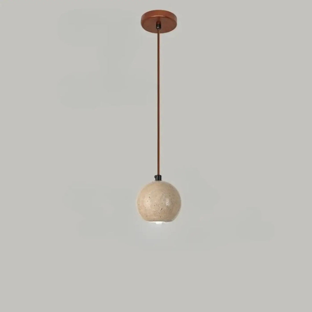Suspension luminaire kreto avec globe en céramique beige mat pâle et tige en métal cuivré halo doré travertin aux lignes