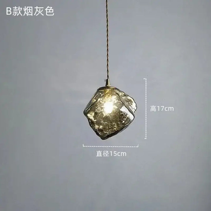 Suspension luminaire en verre ambré texturé et détail bois élégant