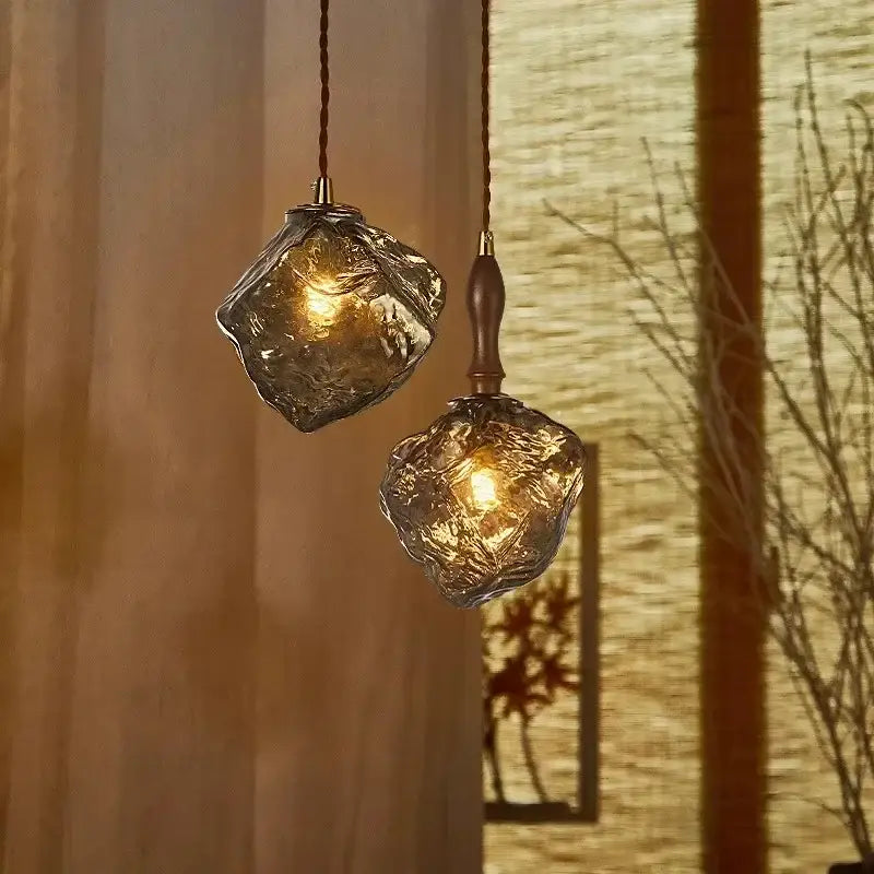 Suspension luminaire en verre ambré texturé et détail bois élégant