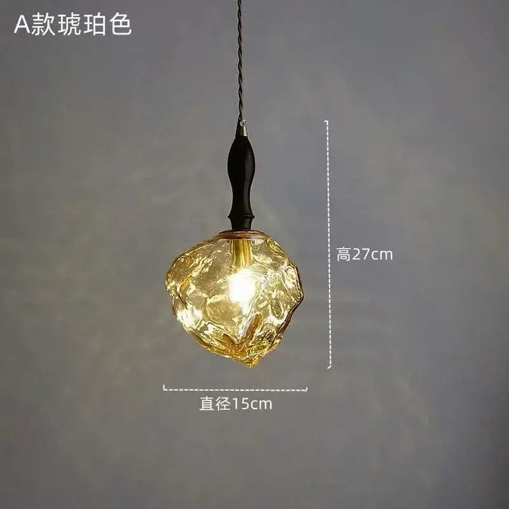 Suspension luminaire en verre ambré texturé et détail bois élégant