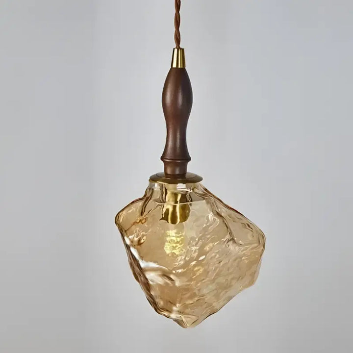 Suspension luminaire en verre ambré texturé et détail bois élégant