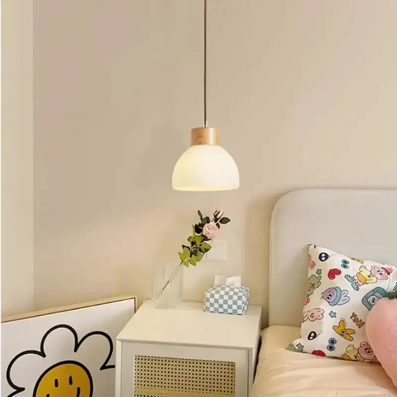 Suspension luminaire en verre blanc avec détails en bois naturel