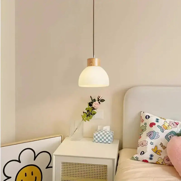 Suspension luminaire en verre blanc avec détails en bois naturel