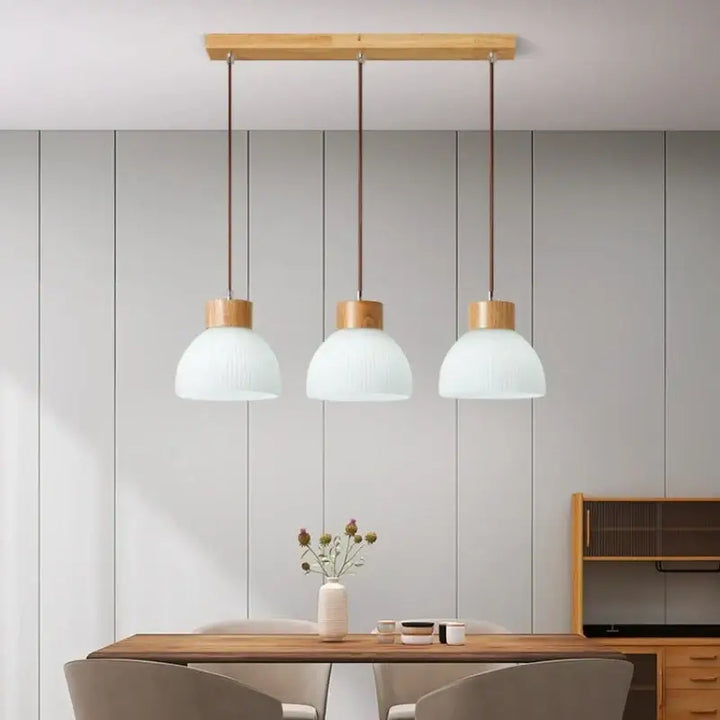 Suspension luminaire en verre blanc avec détails en bois naturel