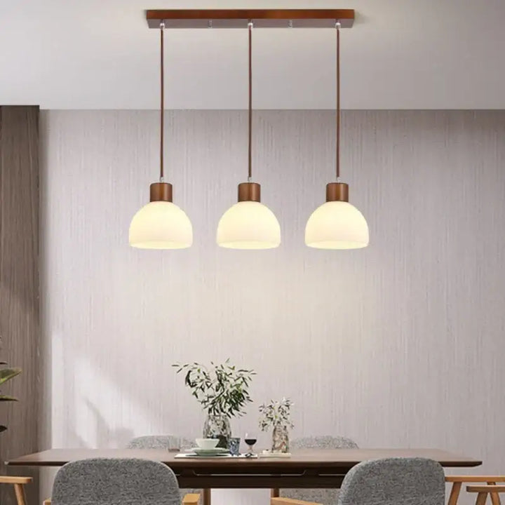 Suspension luminaire en verre blanc avec détails en bois naturel
