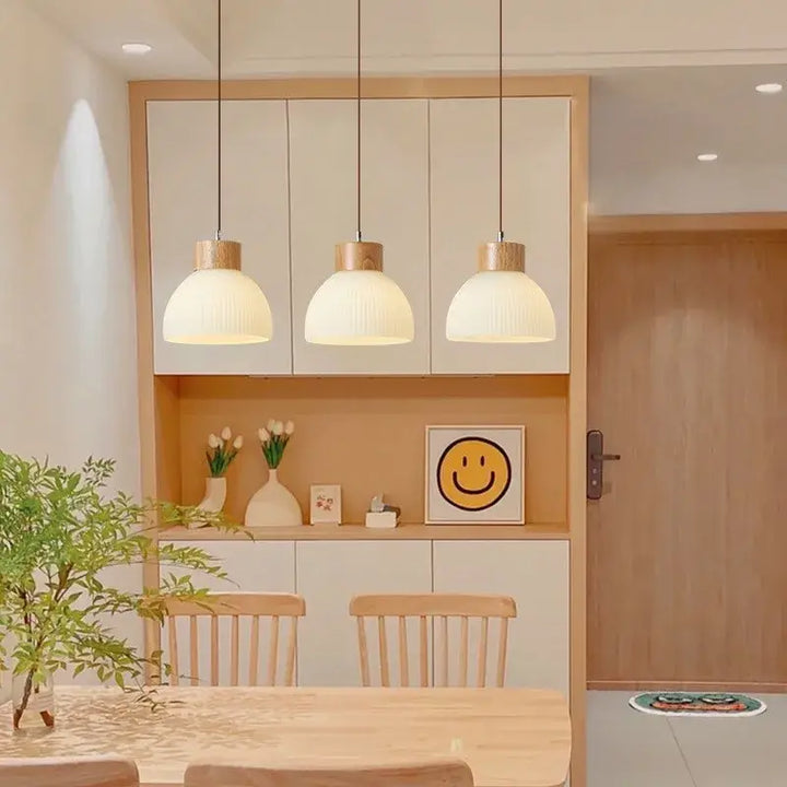 Suspension luminaire en verre blanc avec détails en bois naturel