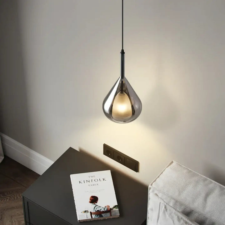 Suspension luminaire pirula avec finition chrome poli et abat-jour en verre dépoli pour éclairage blanc chaud ou blanc froid