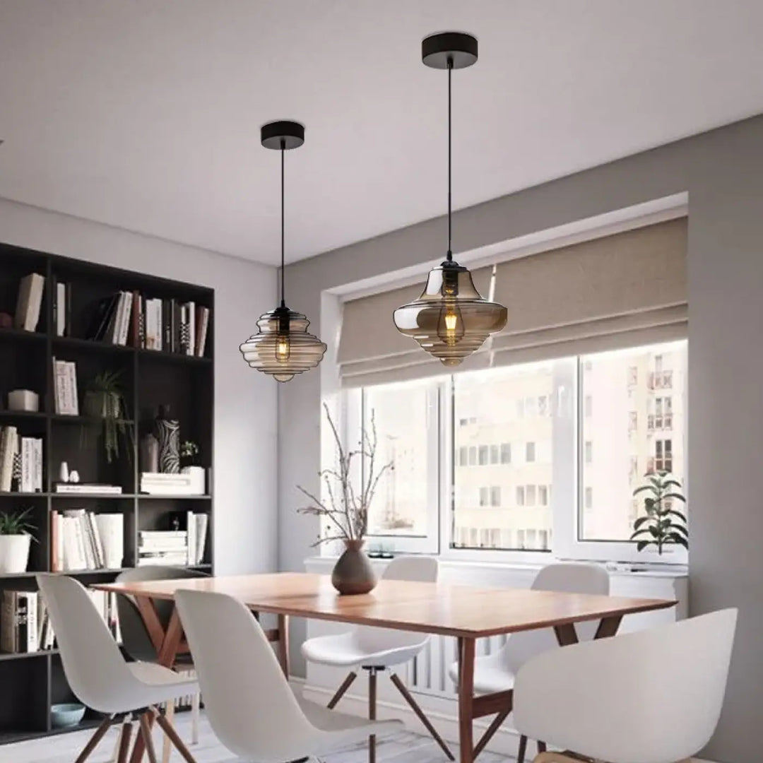 Suspension luminaire ondor avec deux suspensions en verre ambré et métal noir pour un éclairage moderne