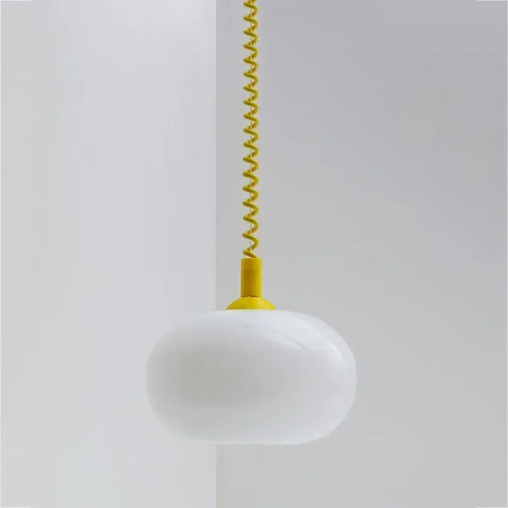 Suspension luminaire neronia avec verre opalin blanc et cordon jaune vif en spirale pour une suspension luminaire moderne