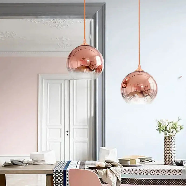 Suspension luminaire en verre rond teinté en doré, argent ou rose gold

