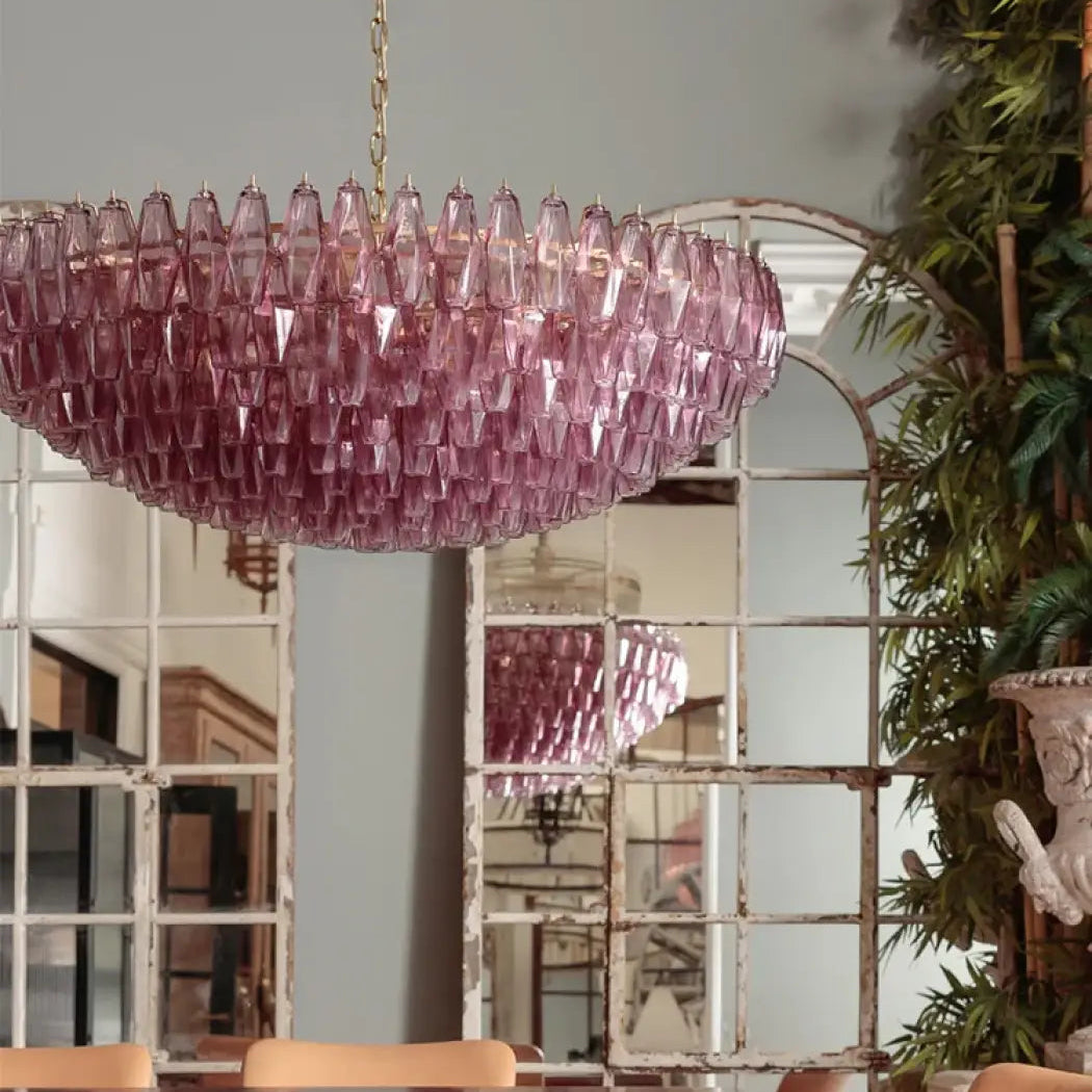 Suspension luminaire murano en verre sculpté rose délicat avec finition soignée en forme de goutte suspendue par une chaîne dorée