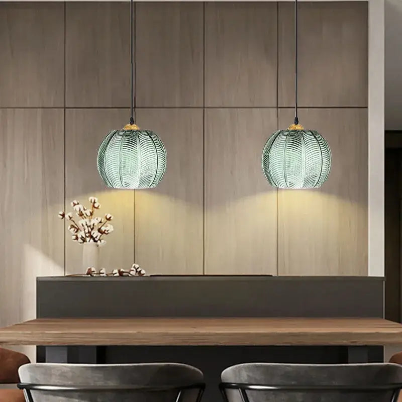 Suspension luminaire verre soufflé vert avec une empreinte de feuille

