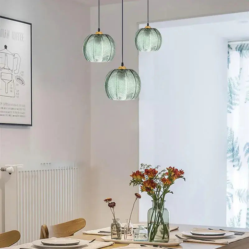 Suspension luminaire verre soufflé vert avec une empreinte de feuille

