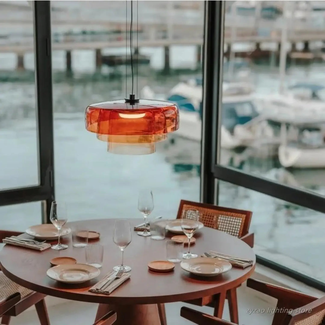 Suspension luminaire zaoh avec verre teinté ambre et structure métal noir, un élégant objet décoratif moderne