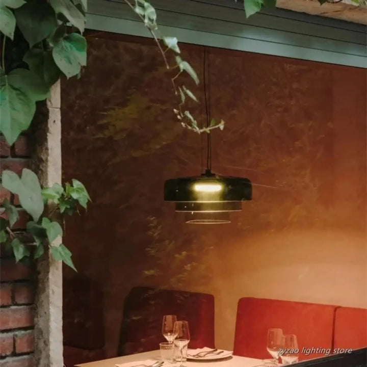 Suspension luminaire en verre teinté noir avec une lumière chaude, un objet décoratif élégant zaoh