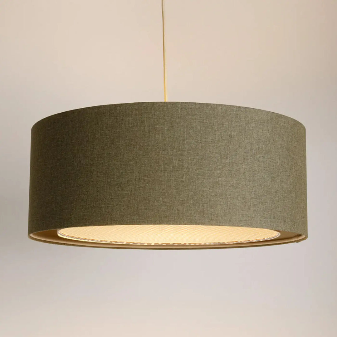 Suspension luminaire vert gris cylindrique en tissu tressé avec doublure intérieure éclairée crème élégante bohème