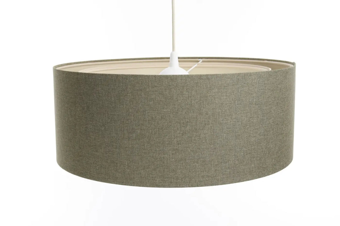Suspension luminaire vert gris en tissu texturé olive avec fixation centrale blanche pour un éclairage élégant