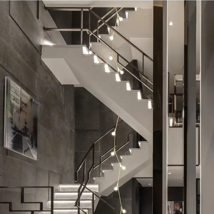 Suspension luminaire verticale en boules opales et laiton