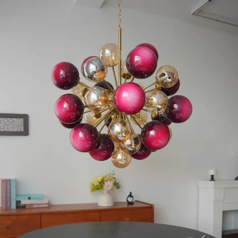 Suspension luminaire vintage sambia avec orbes en verre magenta et or brillant sur cadre en laiton sphérique