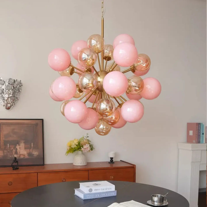 Suspension luminaire sambia avec structure centrale dorée et ampoules sphériques en verre rose et ambre pâle vintage