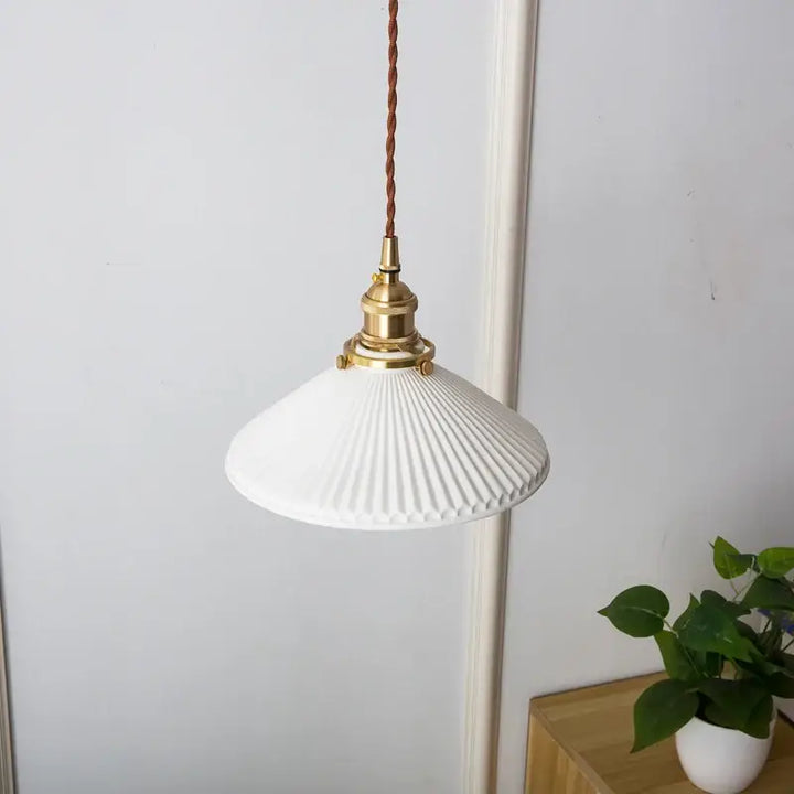 Suspension luminaire vintage en céramique blanche et laiton

