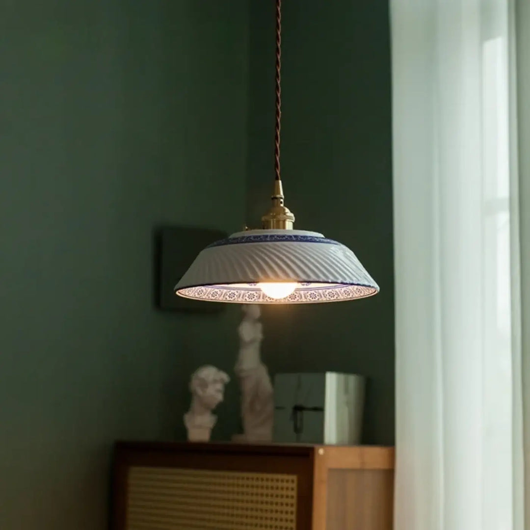 Suspension luminaire vintage céramique avec détail bleu chic