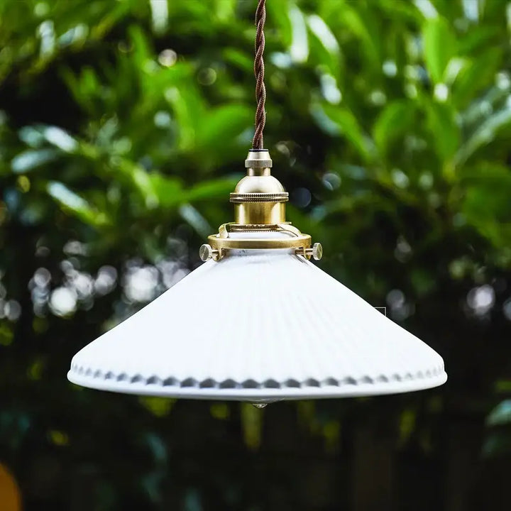 Suspension luminaire vintage en céramique blanche et laiton

