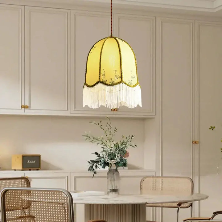 Suspension luminaire vintage floral avec des franges élégantes