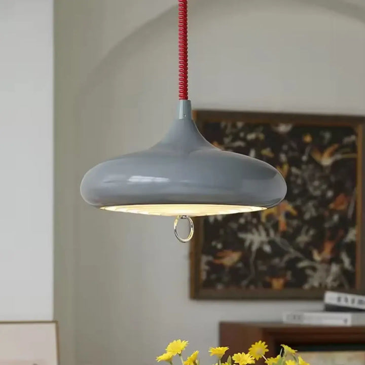 Suspension luminaire haus en céramique grise avec cordon rouge enroulé et anneau métallique pour un style vintage espace plus