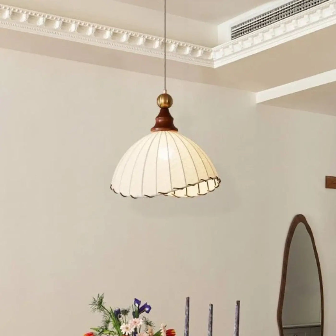 Suspension luminaire eldora vintage avec abat-jour en verre côtelé crème et base métal effet bois foncé