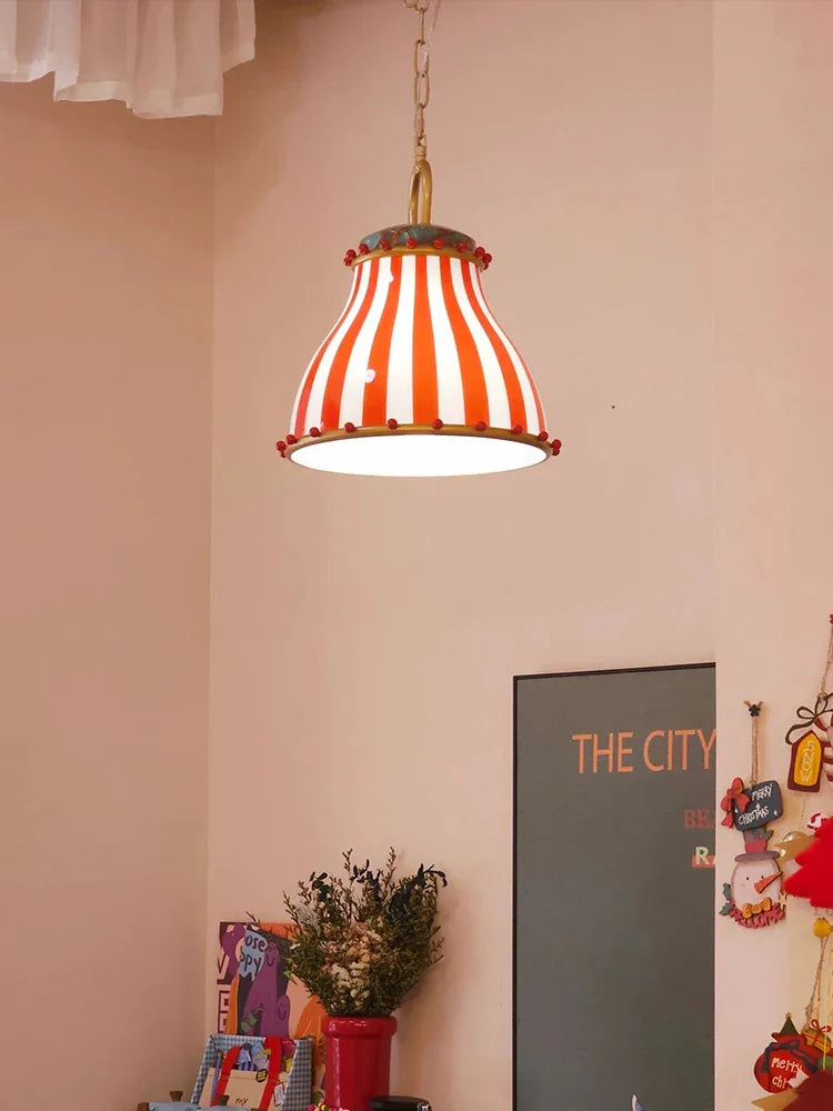 Suspension luminaire vintage en rouge motif rayé décoratif