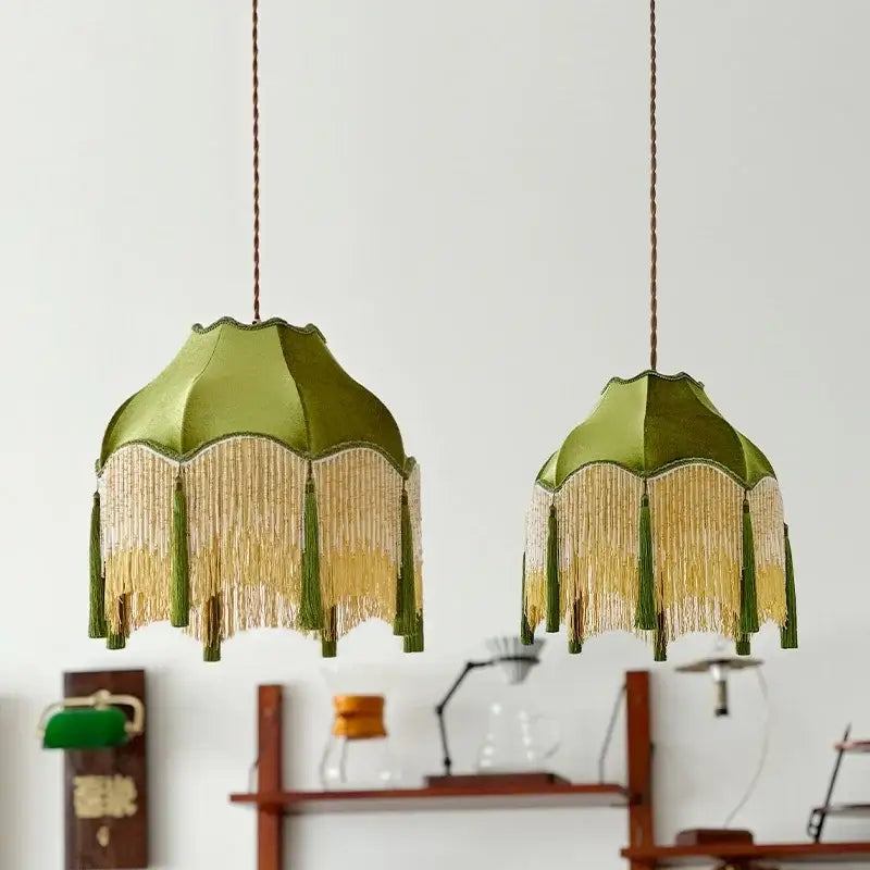 Suspension luminaire au style vintage vert avec franges dorées